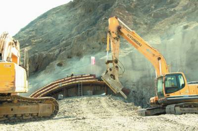 日前，小烏改第三合同段杏花村一號隧道進行爆破掘進準備工作。（通訊員孫建兵攝）